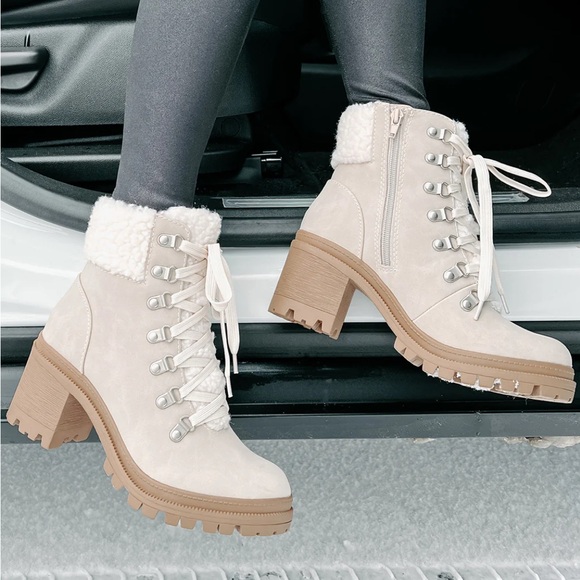 NWT Women’s Coconut lace up lug boots with faux fur detail Winter Boots Booties - Picture 3 of 10